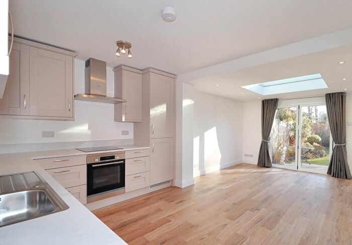 1 Bedroom Flat To Rent In Burhill Cottage, Burhill Road, Hersham, Walton-on-thames, Surrey, KT12