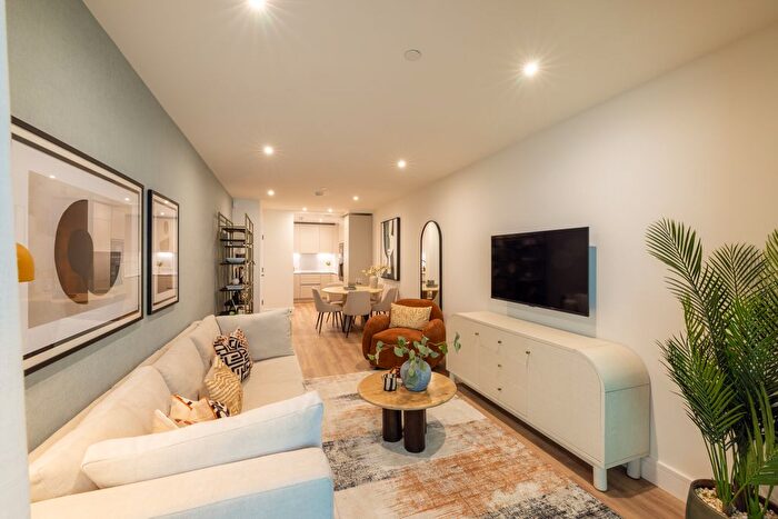 1 Bedroom Flat For Sale In Hawks Raod, Kingston Upon Thames, KT1