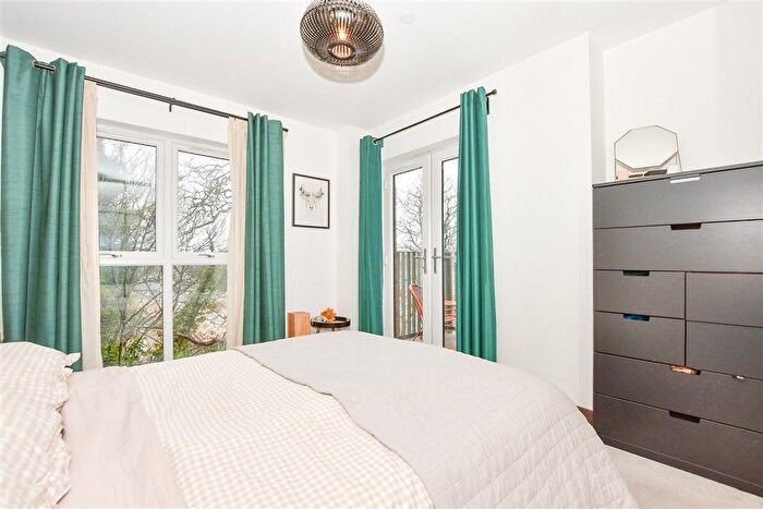 2 Bedroom Flat For Sale In Rosalind Drive, Maidstone, Kent, ME14