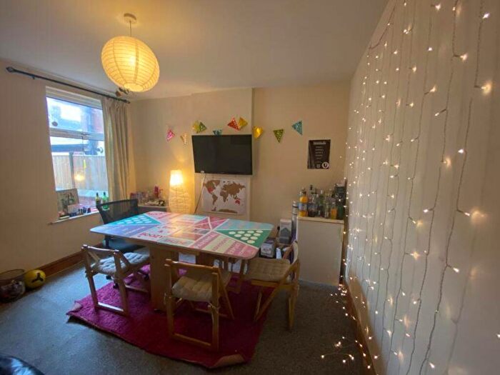 6 Bedroom House To Rent In Kimbolton Avenue, Nottingham, NG7