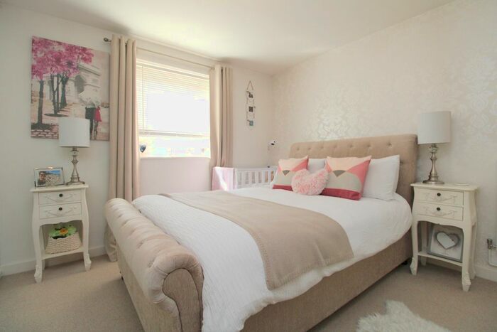 1 Bedroom Flat To Rent In Yeoman Drive, Staines, TW19
