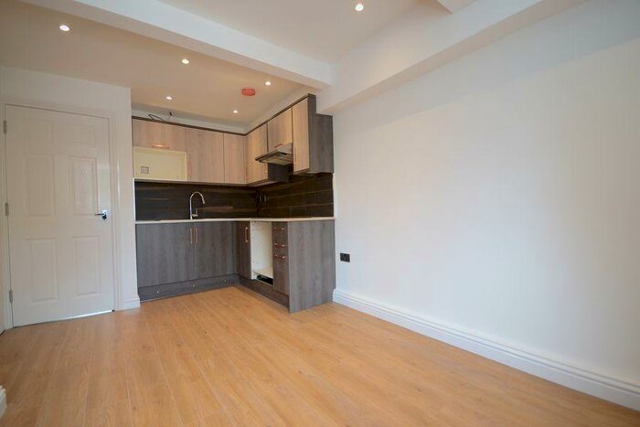 3 Bedroom Flat To Rent In East Street, GU9