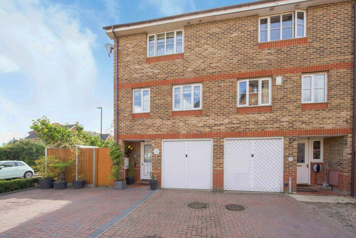 4 Bedroom Town House To Rent In Sunningdale Close, London, SE28