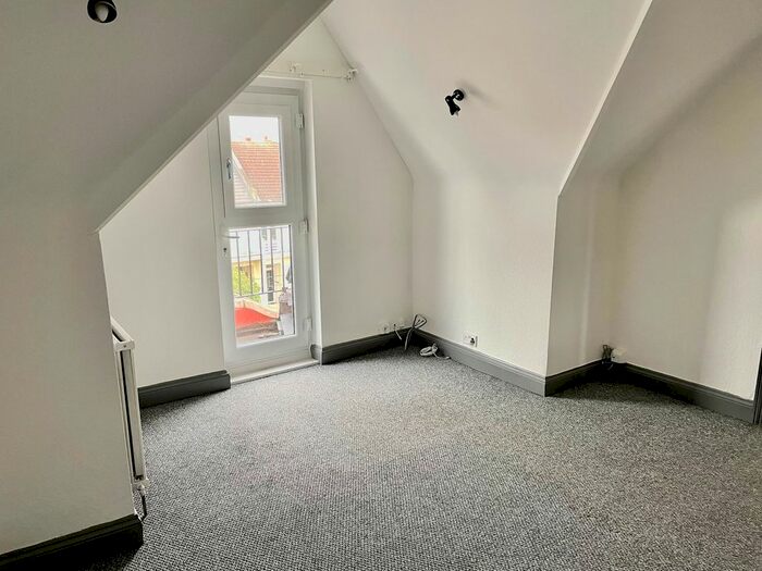 2 Bedroom Flat To Rent In Cobham Road, Westcliff-On-Sea, SS0