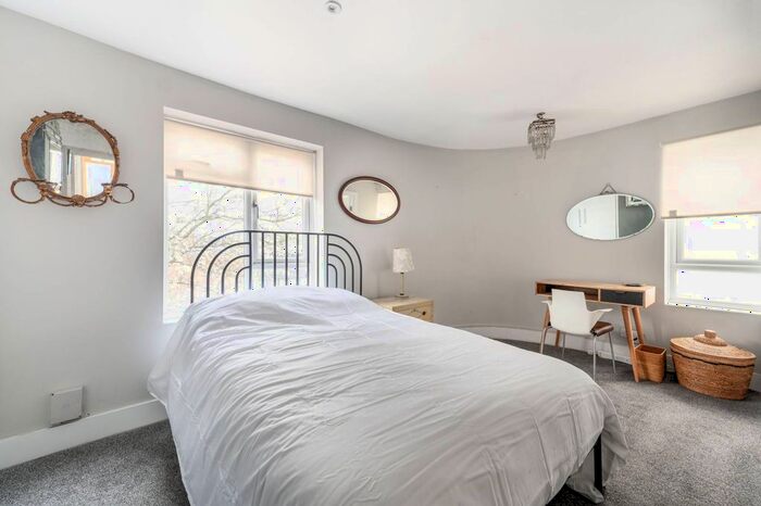 2 Bedroom Flat To Rent In Latimer Road, North Kensington, London, W10