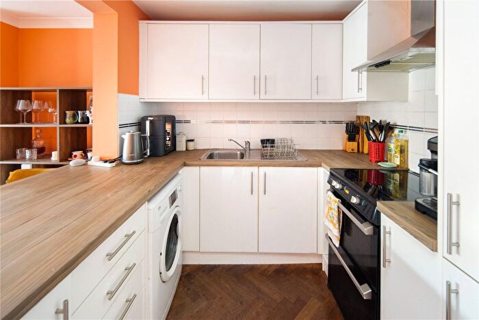 2 Bedroom Flat For Sale In Leabank Square, Hackney, London, E9