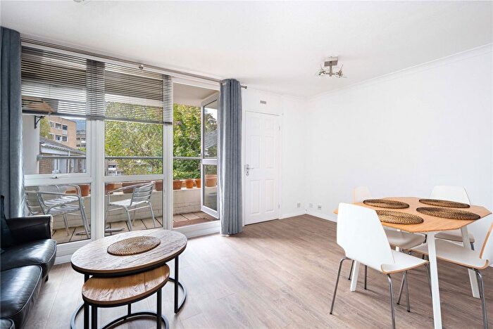 2 Bedroom Flat To Rent In Gough Walk, Poplar, London, E14
