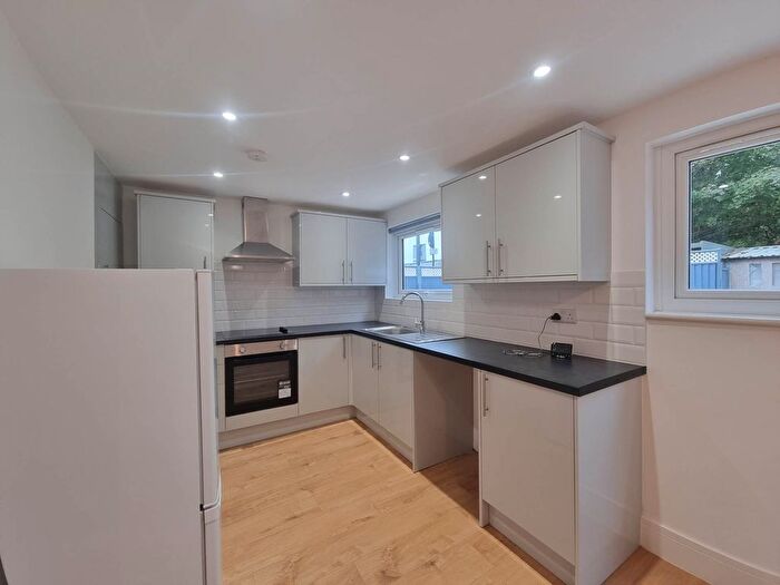 4 Bedroom Semi-Detached House To Rent In Amersham Avenue, Edmonton, N18