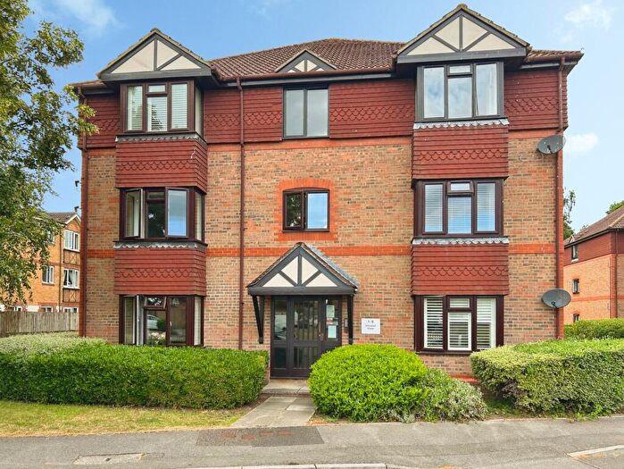 2 Bedroom Apartment For Sale In Chestnut Close, Fleet, Hampshire, GU51