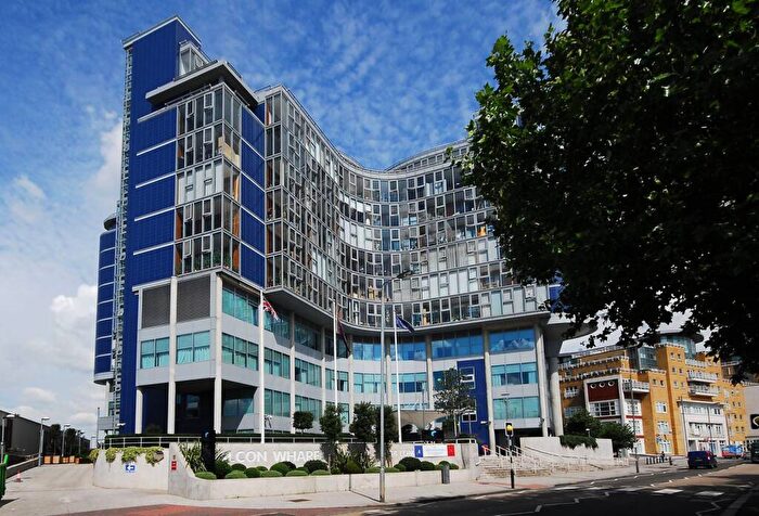 2 Bedroom Flat To Rent In Lombard Road, Battersea, London, SW11