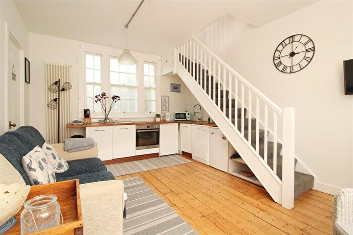 1 Bedroom Duplex To Rent In Marine Gardens - Cute Duplex, BN2