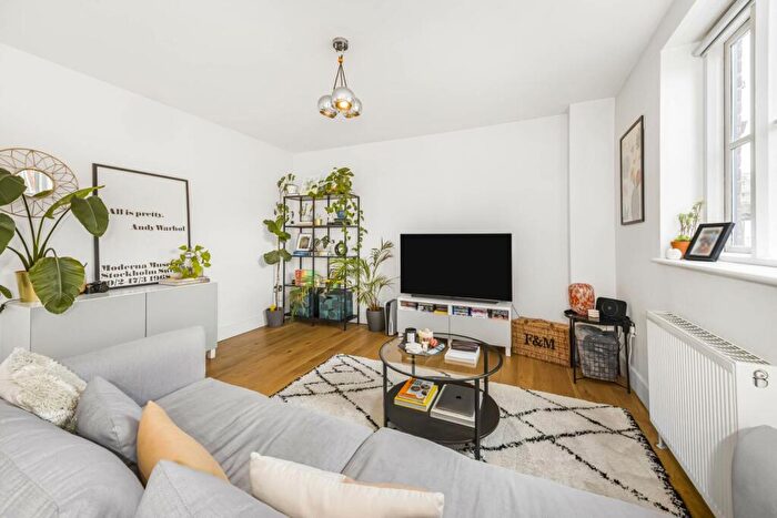 2 Bedroom Flat To Rent In Dalston Junction, London, N1