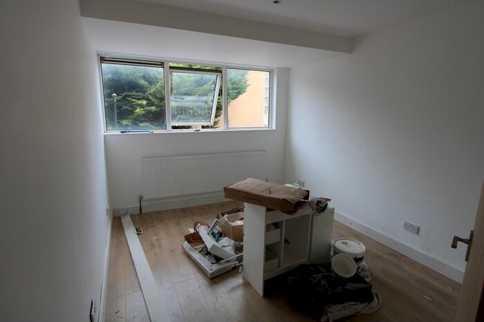 2 Bedroom Flat To Rent In Woodvale Walk, Norwood, SE27