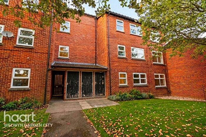 2 Bedroom Flat For Sale In Viaduct Way, Welwyn Garden City, AL7