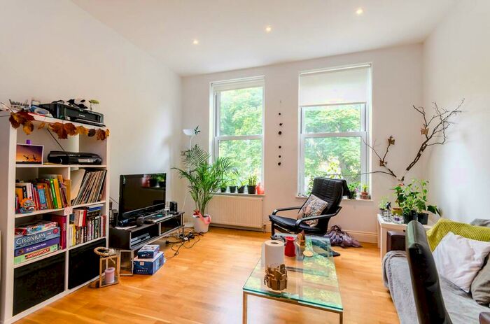 2 Bedroom Flat To Rent In Border Crescent, Crystal Palace, London, SE26