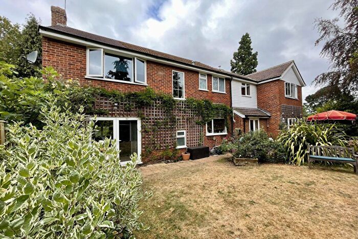 4 Bedroom Detached House For Sale In Trystings Close, Claygate, KT10