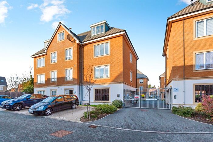 2 Bedroom Flat For Sale In Kenyon Way, Slough, SL3