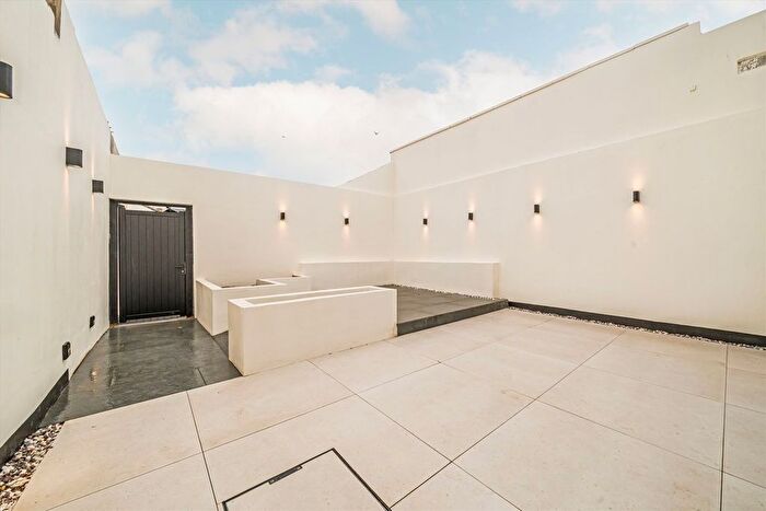 3 Bedroom Property To Rent In Brighton Road, Surbiton, KT6