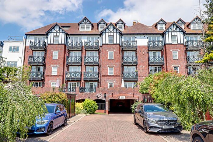 2 Bedroom Apartment For Sale In Leigh Road, Leigh-on-Sea, Essex, SS9