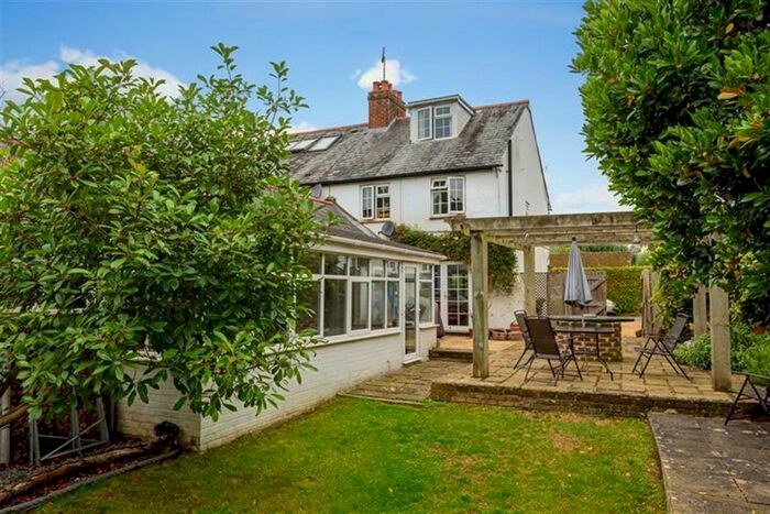 3 Bedroom Semi-Detached House For Sale In North Stroud Lane, Petersfield, Hampshire, GU32