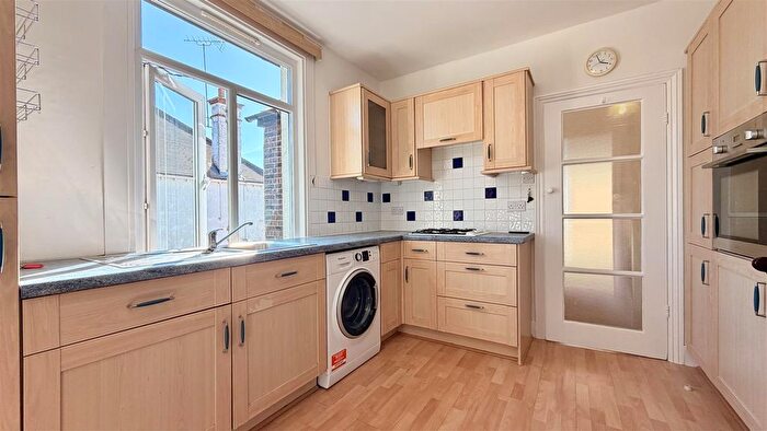 1 Bedroom Flat To Rent In Lyme Regis Road, Banstead, SM7