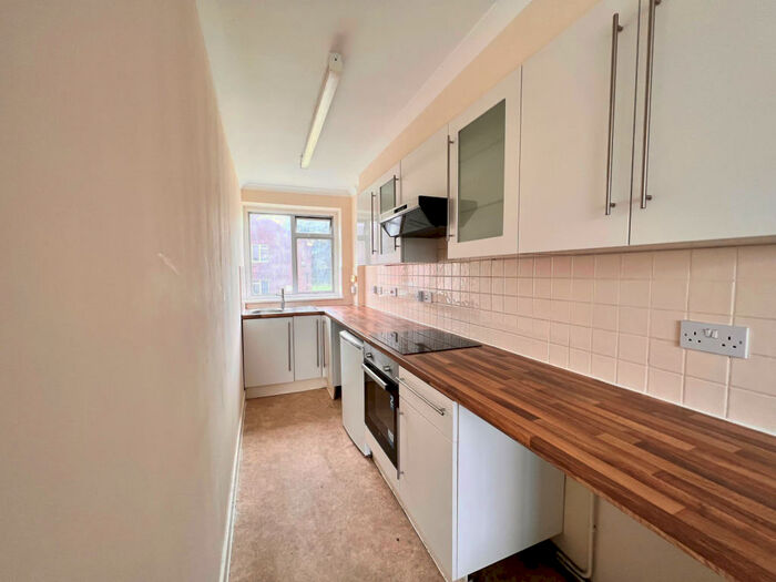 2 Bedroom Flat To Rent In Barnet Road, Potters Bar, EN6