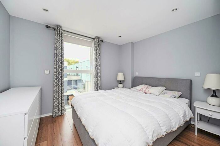 2 Bedroom Flat To Rent In Dance Square, Clerkenwell, London, EC1V