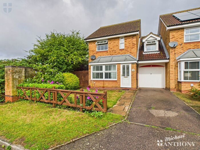 3 Bedroom Link Detached House For Sale In Stork Close, Aylesbury, Buckinghamshire, HP19