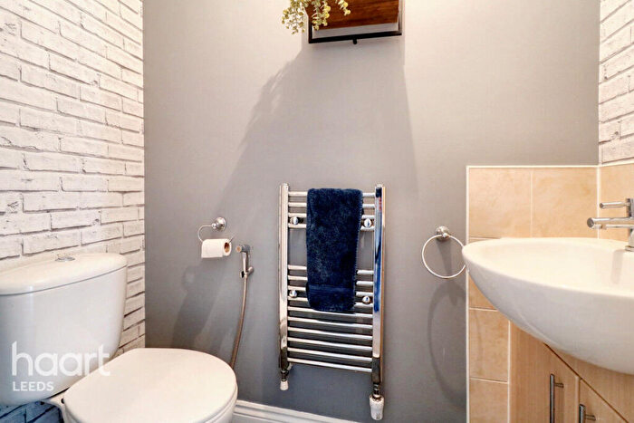 4 Bedroom Detached House For Sale In Willowdale, Leeds, LS10
