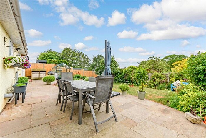 3 Bedroom Chalet For Sale In Fairview Road, Istead Rise, Kent, DA13