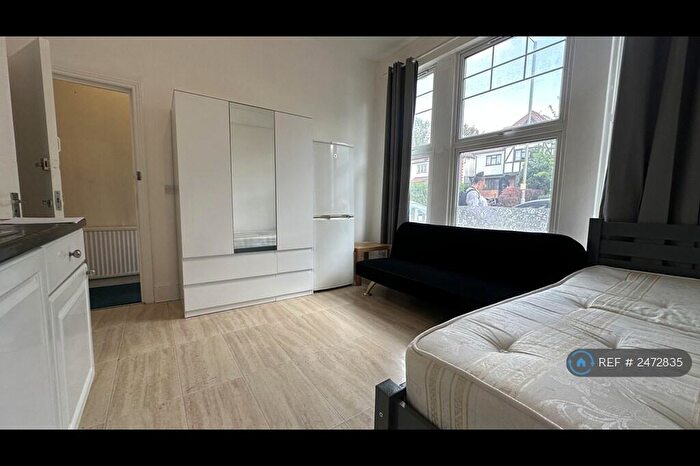 Studio To Rent In Finchley Road, London, NW11