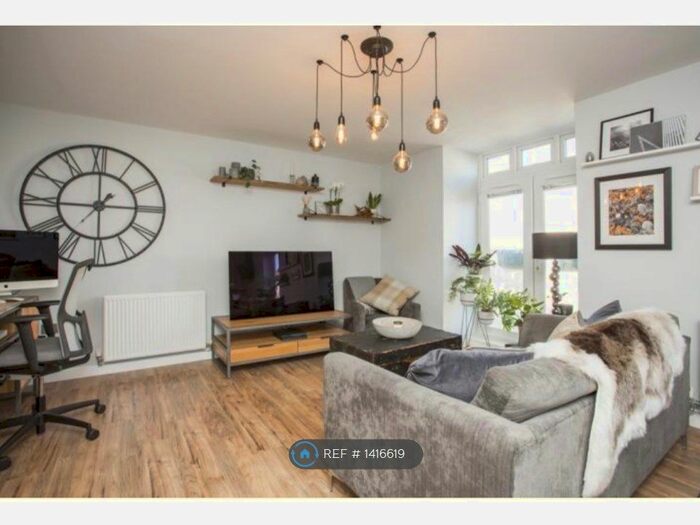 2 Bedroom Flat To Rent In Taylor Close, Tonbridge, TN9