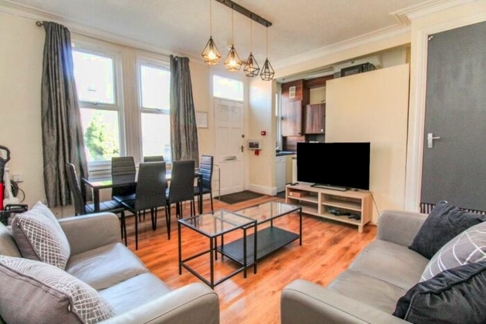 5 Bedroom Terraced House To Rent In Beechwood Mount, Burley, LS4