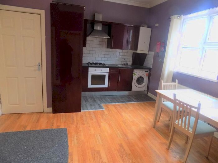 1 Bedroom Flat To Rent In Park Street West, Luton, Bedfordshire, LU1
