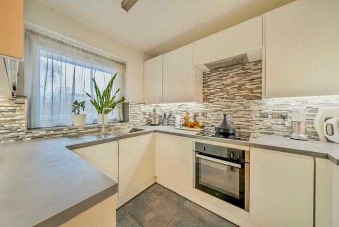 1 Bedroom Flat To Rent In Cremorne Estate, Chelsea, London, SW10