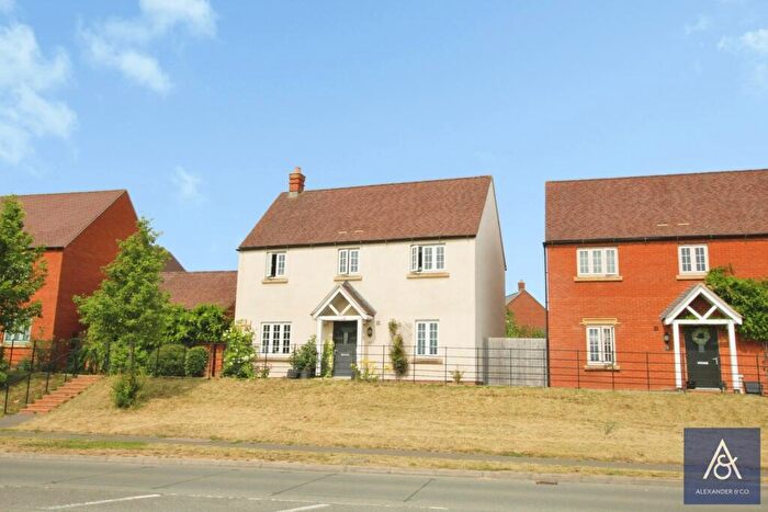 4 Bedroom Detached House For Sale In Northampton Road, Brackley, Northamptonshire, NN13