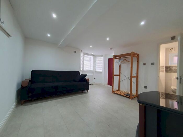 Studio To Rent In Dalmore Rd, London, West Dulwich, SE21