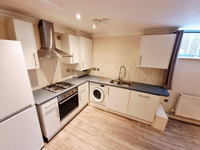 2 Bedroom Flat To Rent In Queens Row, London, SE17