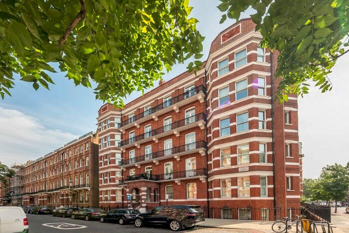 3 Bedroom Flat To Rent In Nevern Square, London, SW5