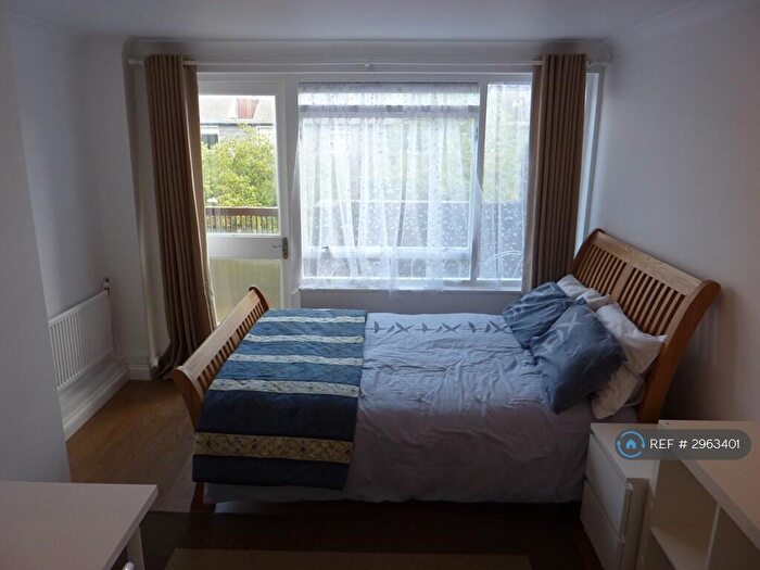 3 Bedroom Maisonette To Rent In Outram Place, London, N1