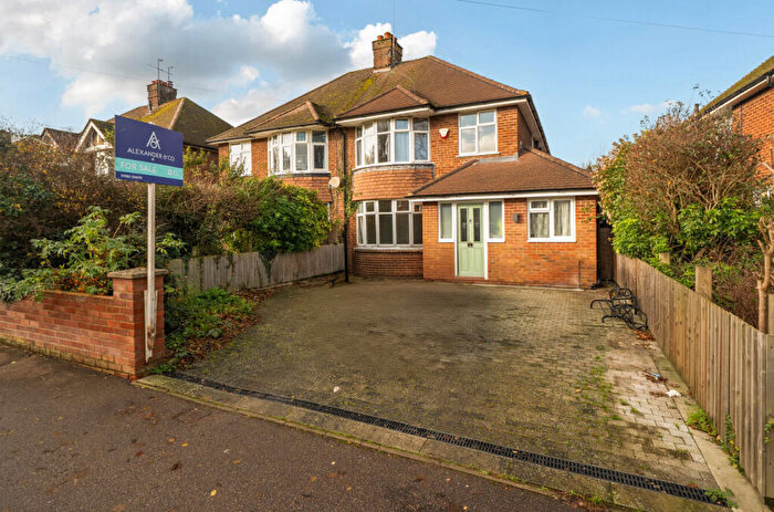 4 Bedroom Semi Detached House For Sale In Canesworde Road, Dunstable, Bedfordshire, LU6