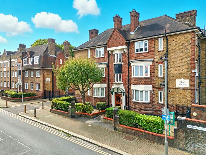2 Bedroom Flat For Sale In Tooting Grove, London, SW17