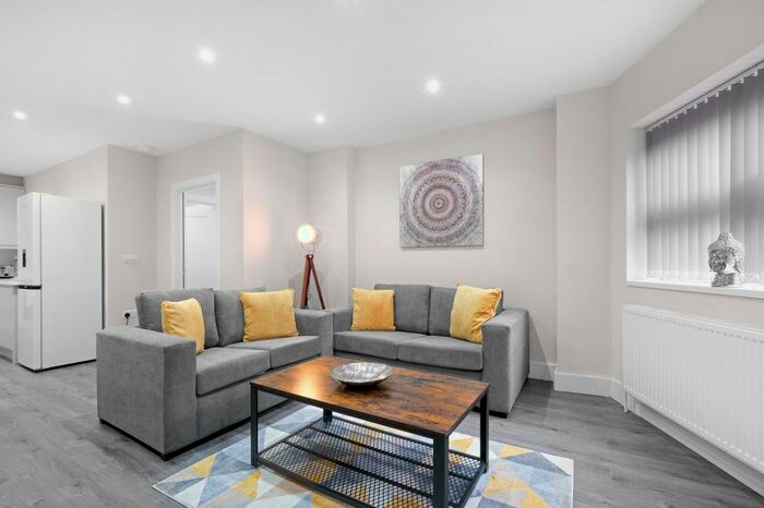 2 Bedroom Flat To Rent In Russell Road, Shepperton, TW17