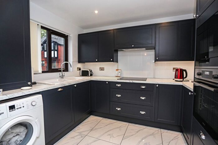 2 Bedroom Flat For Sale In Princes Road, Heaton Mersey, Stockport, SK4
