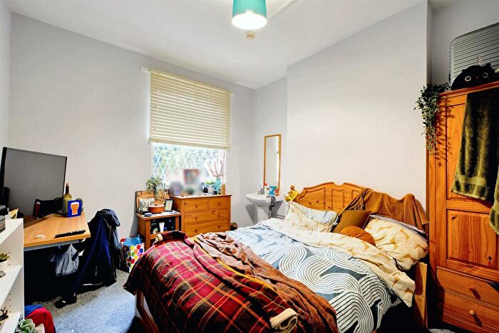 5 Bedroom Semi-Detached House For Sale In Burford Road, Nottingham, NG7