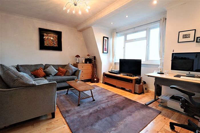 2 Bedroom Flat To Rent In Dollis Park, Finchley Central, N3