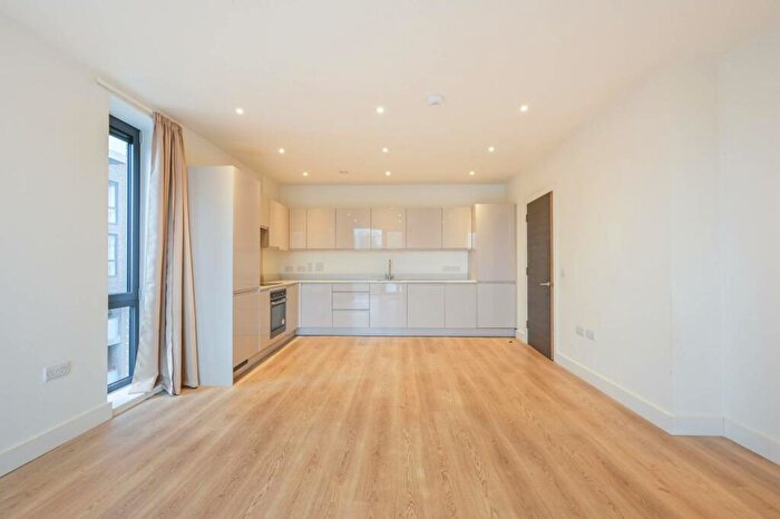 2 Bedroom Flat To Rent In Deauville Close, , Canary Wharf, London, E14