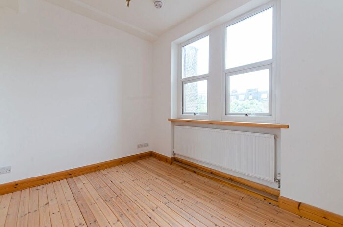 2 Bedroom Flat For Sale In Fairlawn Grove, Chiswick, London, W4