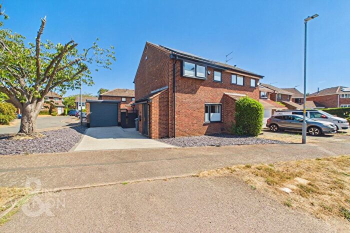 3 Bedroom Semi Detached House For Sale In Medeswell Close, Brundall, Norwich, NR13