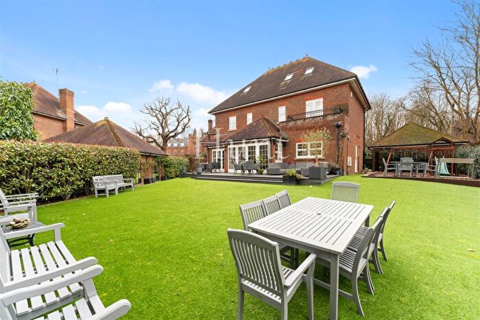 5 Bedroom Detached House For Sale In Regents Drive, Repton Park, IG8